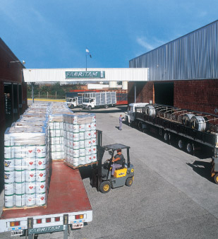 imagen del sector de carga de mercadería de la empresa Fabritam, donde se encuentra un montacargas cargando mercadería en un camión